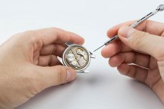 高珀富斯表蒙划痕修复技巧与方法（手表保养小知识）
